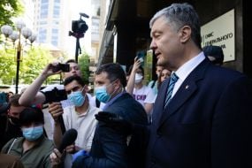 Petro Poroshenko communicates with the press near the Prosecutor General's Office