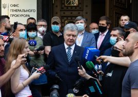 Petro Poroshenko communicates with the press near the Prosecutor General's Office