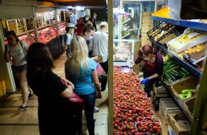 Trade in fruits, berries and vegetables in the underpass