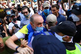 Активісти та правоохоронці біля будівлі Шевченківського райсуду Києва