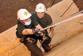 Курсанти відпрацьовують навички рятувальної верхолазної підготовки