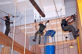 Курсанти відпрацьовують навички рятувальної верхолазної підготовки