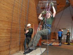 Курсанти відпрацьовують навички рятувальної верхолазної підготовки