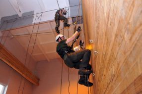 Курсанти відпрацьовують навички рятувальної верхолазної підготовки