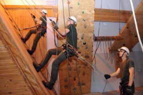 Курсанти відпрацьовують навички рятувальної верхолазної підготовки