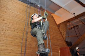 Курсанти відпрацьовують навички рятувальної верхолазної підготовки