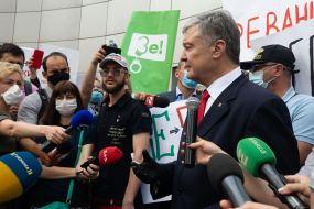 Petro Poroshenko answers questions from journalists