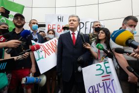 Petro Poroshenko answers questions from journalists