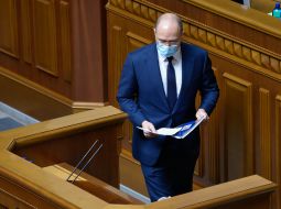 Денис Шмыгаль выступает с трибуны ВРУ