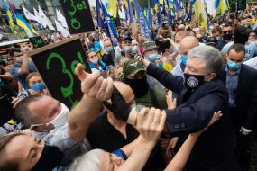 Петро Порошенко біля Печерського райсуду Києва