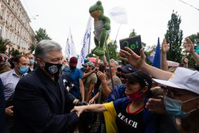 Петро Порошенко біля Печерського райсуду Києва