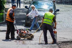 Carrying out of works on repair of a paving