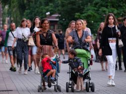 Roma women with children
