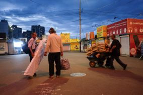 Закрытые торговые точки возле станции метро "Академгородок"