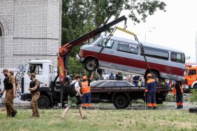 Спасатели эвакуируют автомобили