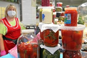 Квашені овочі у банках на прилавку на Володимирському ринку