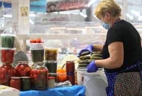 Квашені овочі у банках на прилавку на Володимирському ринку