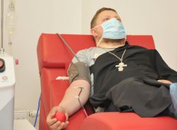The priest donates blood plasma for further production of COVID-19 preparations from it
