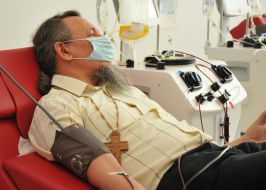 The priest donates blood plasma for further production of COVID-19 preparations from it