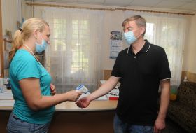 A resident of a house in Pozniaky, who suffered from the explosion, has his temperature measured at the Special Boarding School №12 in Kyiv