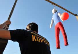 Чучело в цветах российского флага на виселице