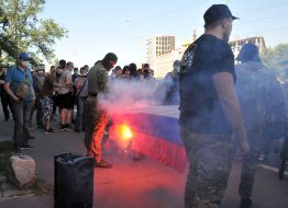 Участники акции "Украина или смерть" жгут российский флаг возле офиса "ОПЗЖ"