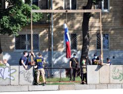 Чучело в цветах российского флага на виселице