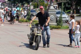 Сергій Малик біля електричного мотоцикла Dnepr Electric