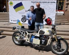 Сергій Малик біля електричного мотоцикла Dnepr Electric