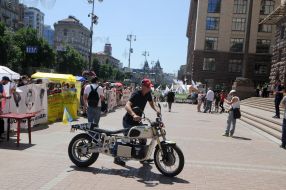 Сергій Малик біля електричного мотоцикла Dnepr Electric