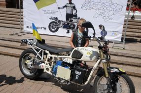Хлопчик біля електричного мотоцикла Dnepr Electric