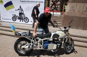 Сергій Малик біля електричного мотоцикла Dnepr Electric