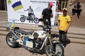 Сергій Малик біля електричного мотоцикла Dnepr Electric