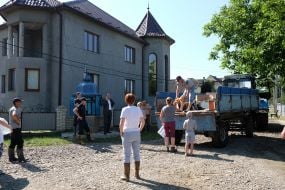 Спасатели развозят хлеб и питьевую воду пострадавшим в результате наводнения