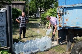 Рятувальники розвозять питну воду постраждалим внаслідок повені