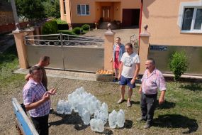 Спасатели развозят питьевую воду пострадавшим в результате наводнения