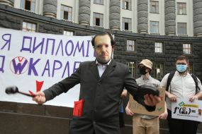Participant of the action "StopCharlet" in a mask with the image of the Acting Minister of Education and Science Serhiy Shkarlet