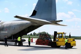 Unloading the aircraft with humanitarian aid from Italy for the flood-affected regions of Ukraine in Lviv