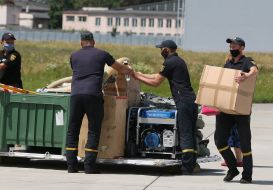 Unloading the aircraft with humanitarian aid from Italy for the flood-affected regions of Ukraine in Lviv
