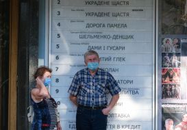 Мужчина с женщиной в медицинских масках