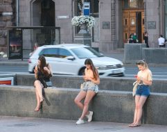 Дівчата дивляться в телефони