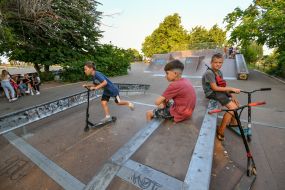Мальчики катаются на сомокатах в парке в Черноморске