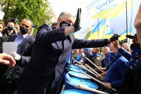 Petro Poroshenko talks to protesters in support of it