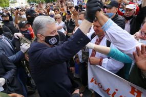 Petro Poroshenko talks to protesters in support of it