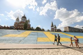 A huge flag of the Crimean Tatars is drawn
