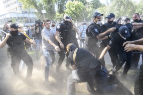 Бійка між мітингувальниками та правоохоронцями біля Верховної Ради