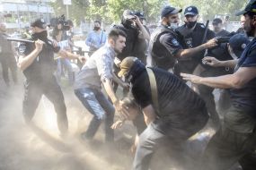Бійка між мітингувальниками та правоохоронцями біля Верховної Ради