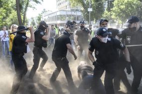 Бійка між мітингувальниками та правоохоронцями біля Верховної Ради