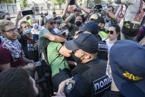 Бійка між мітингувальниками та правоохоронцями біля Верховної Ради