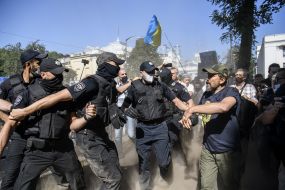 Бійка між мітингувальниками та правоохоронцями біля Верховної Ради
